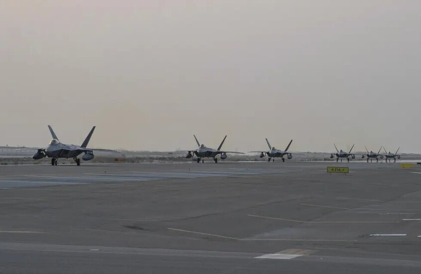 تحسبا للتطورات مع إيران.. هبوط 12 مقاتلة "إف 22" أمريكية في قاعدة جوية جنوب إسرائيل