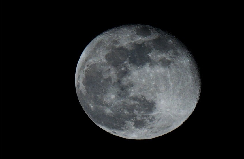 العلماء يقترحون تشغيل ليزر فائق الدقة في فوهة قمرية لدعم المهمات المستقبلية