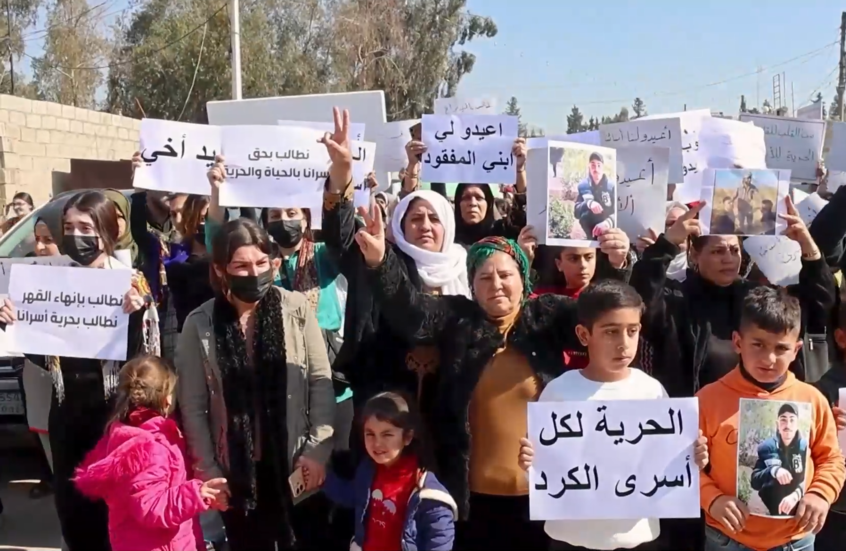 أكراد يتظاهرون أمام مقر الأمم المتحدة في القامشلي مطالبين بإطلاق سراح أبنائهم