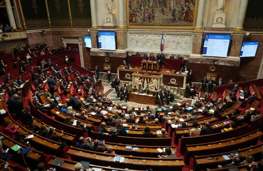 الحكومة الفرنسية تنجو من اقتراعي حجب الثقة