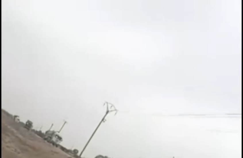 أهالي دير الزور يقطعون الطريق على صهاريج الوقود احتجاجا على قرار إيقاف الحراقات اليدوية (فيديو)