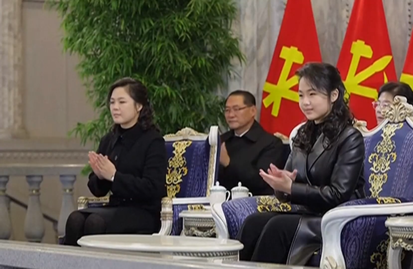 كيم وابنته يحضران عرضا عسكريا مبهرا في ختام مؤتمر حزب العمال الكوري