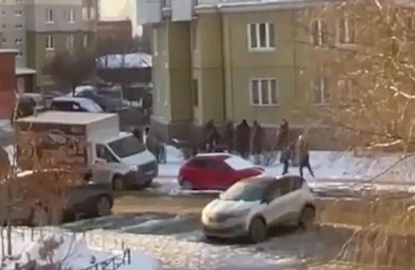 بطرسبورغ.. مجموعة من المارة يلتقطون طفلا سقط من الطابق العاشر باستخدام سترة (فيديو)