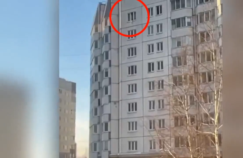نجا بمعجزة.. إنقاذ طفل سقط من نافذة شقة بالطابق العاشر في بطرسبورغ