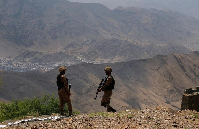 باكستان تعلن مقتل 36 مسلحا أفغانيا وجنديين باكستانيين في الاشتباكات الحدودية