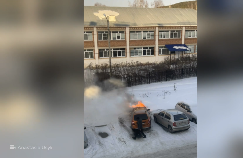 روسيا.. رجل ينقذ سائق سيارة تحترق