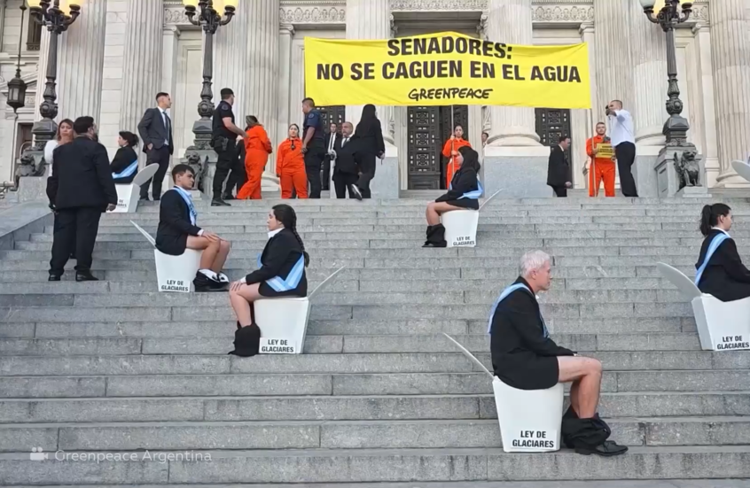 شاهد..  احتجاج على مقاعد المراحيض أمام الكونغرس الأرجنتيني