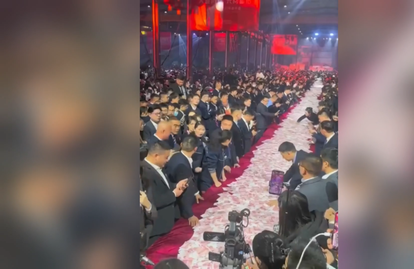 خذ قدر ما تريد.. مدير شركة صينية يفاجئ موظفيه بطاولات مليئة بـ 26 مليون دولار