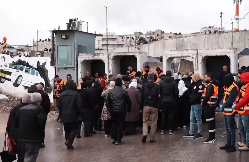 مئات الفلسطينيين ينتظرون أمام معبر قلنديا لأداء صلاة الجمعة في المسجد الأقصى