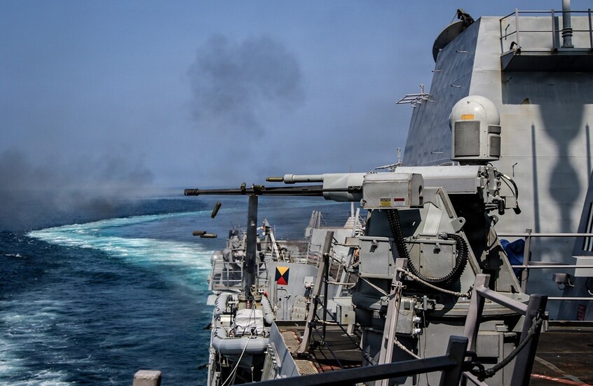 المدمرة الأمريكية "فرانك بيترسن" تتدرب على إطلاق النار بالذخيرة الحية في بحر العرب