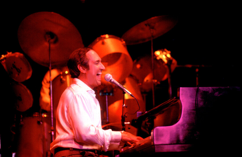 وفاة أسطورة الموسيقى الأمريكية نيل سيداكا عن عمر 86 عاما