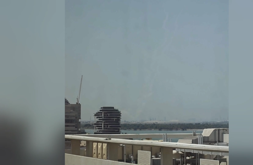 مشاهد لاعتراض الدفاعات الإماراتية صواريخ إيرانية فوق أبو ظبي