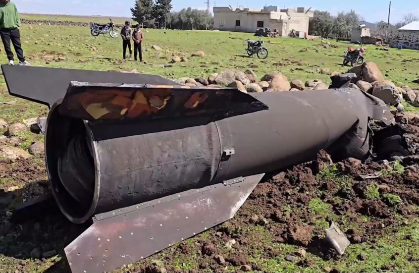 العثور على حطام صاروخ في ريف القنيطرة جنوب سوريا وسط تبادل الضربات بين إيران وإسرائيل
