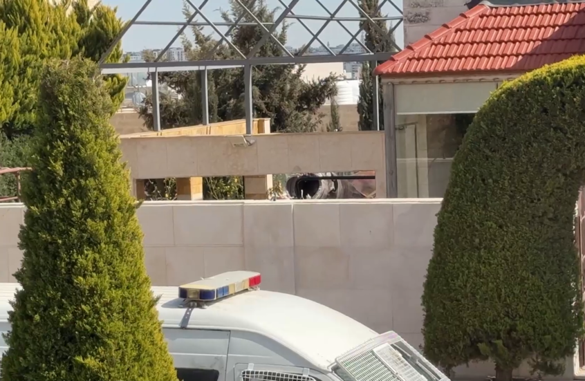 مشاهد لحطام صاروخ أسقطته الدفاعات الأردنية في عمّان