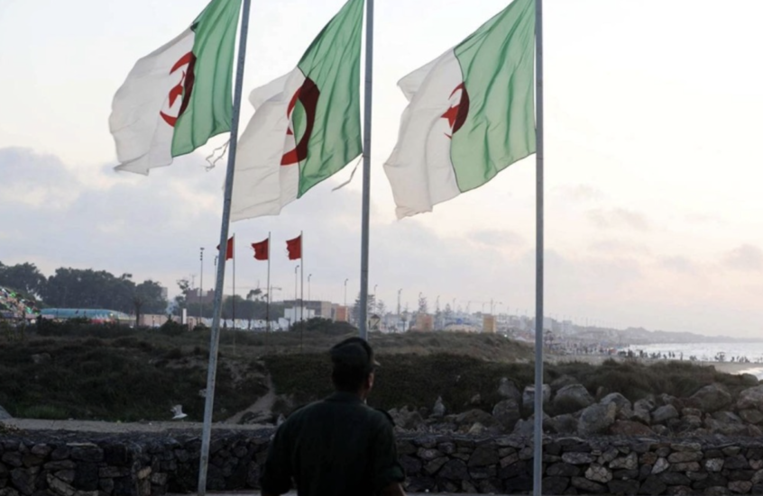 الدفاع الجزائرية تعلن مقتل مهربين مغربيين وإحباط محاولة إدخال 49 كلغ من الحشيش غرب البلاد