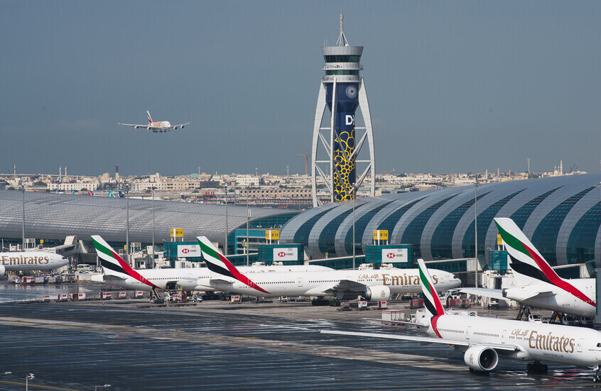 تعليق جميع الرحلات في دبي وتكدس المسافرين في المطارات (فيديو)