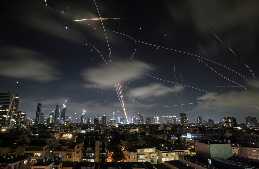 القناة 12 العبرية: عشرات الإسرائيليين عالقون في السعودية بعد إغلاق المجال الجوي في الخليج