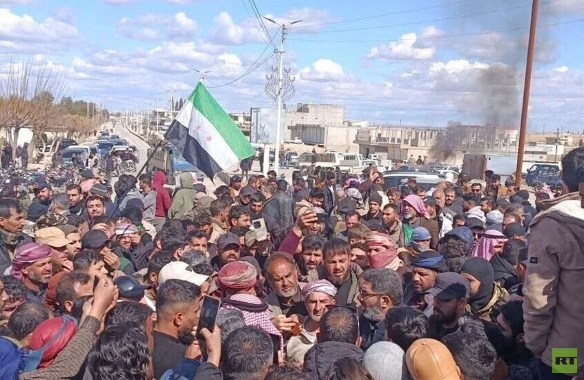 سوريا.. احتجاجات واسعة تزامنا مع انتشار أمني مشترك بين "قسد" وحكومة دمشق في تل أبيض