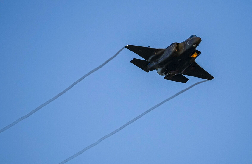 "رويترز" عن 3 مصادر: يُعتقد أن وزير الدفاع الإيراني وقائد الحرس الثوري قد قُتلا في هجمات إسرائيلية