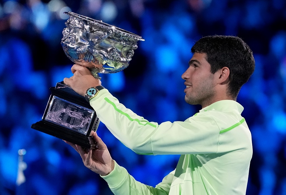 لأول مرة.. النجم ألكاراز يرفع كأس بطولة أستراليا الكبرى (فيديو)