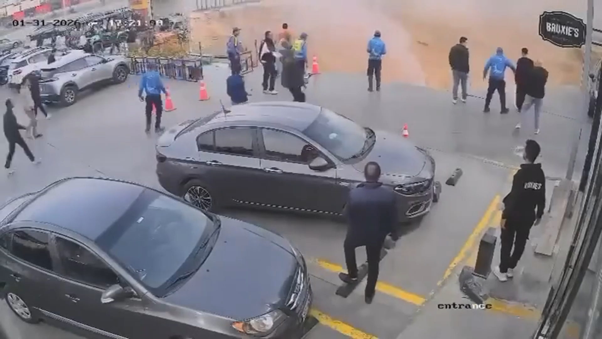 لحظة انهيار أرضي بمحطة وقود في القاهرة يبتلع محلين تجاريين