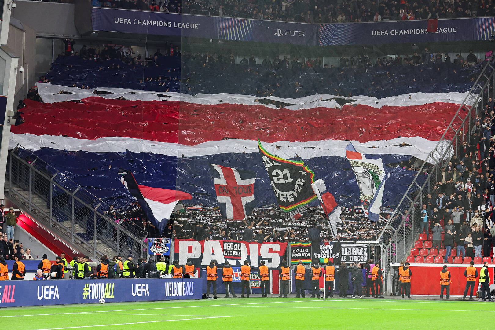 مدون روسي يمنع من دخول مباراة باريس سان جيرمان بسبب وشاح ناد قديم