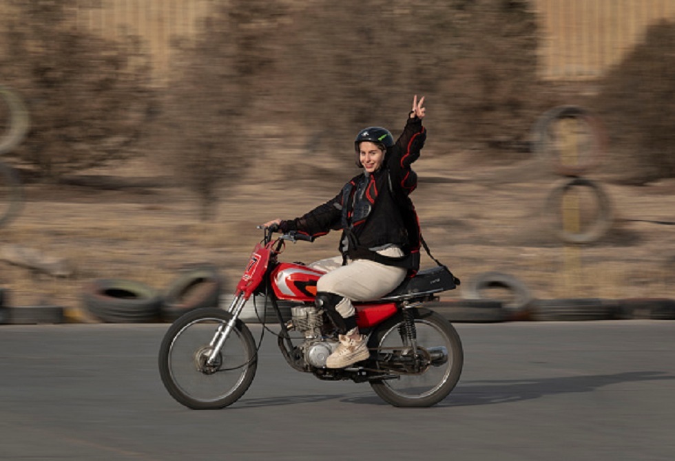 المرأة الإيرانية تقود التغيير.. رخص لقيادة الدراجات النارية والسكوتر