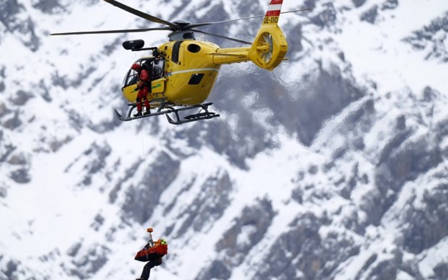 سقوط مؤلم وإخلاء عاجل.. بداية صعبة لأولمبياد ميلانو 2026 (فيديو)