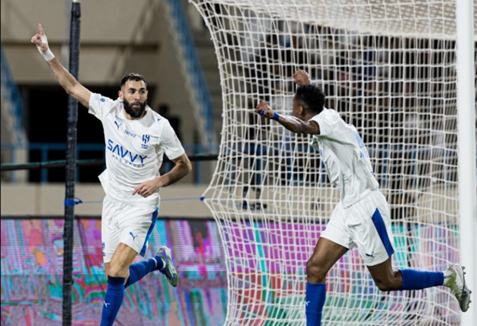 بنزيما يسجل "هاتريك" في فوز الهلال بنصف درزن على الأخدود