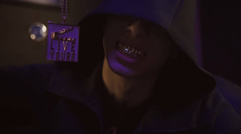 في خطوة مفاجئة.. مغني راب بريطاني شهير يعلن اعتناقه الإسلام (فيديو)