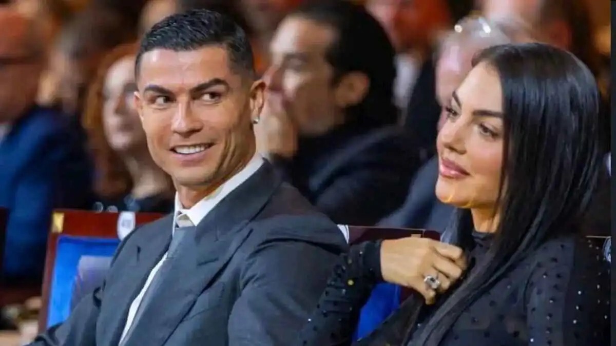 على طريقتها الخاصة.. جورجينا تدعم كريستيانو رونالدو (صور)