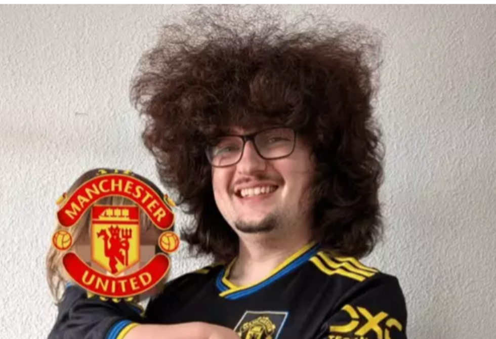 493 يوما بلا حلاقة.. مشجع مانشستر يونايتد على بعد فوز واحد من قص شعره!