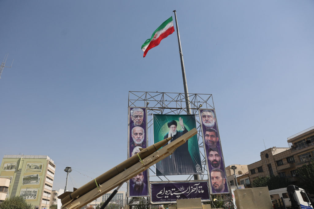 "أنتم تبدأون ونحن ننهي".. لافتة عملاقة في ميدان فلسطين بطهران تحدد أهدافا محتملة في تل أبيب (صور)