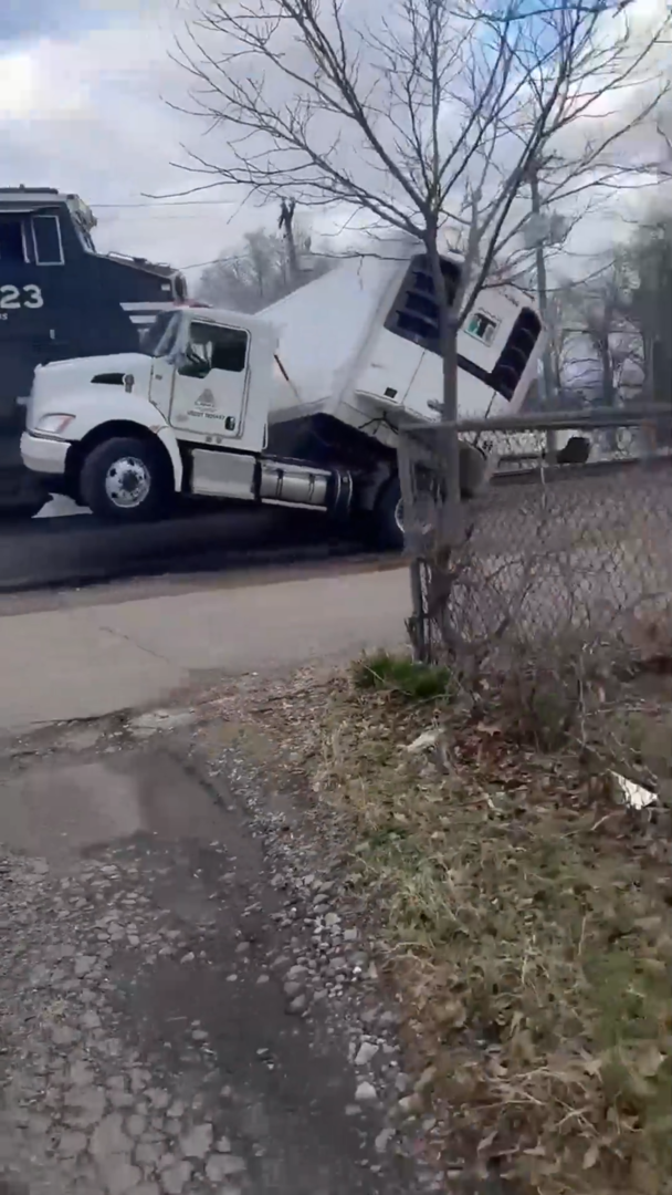 الولايات المتحدة.. قطار يسحق شاحنة علقت على القضبان