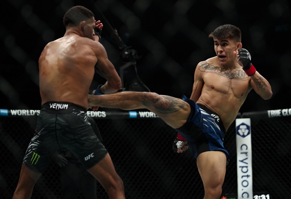 شاهد.. المقاتل ماريو باوتيستا يخنق "فينيسيوس" بشراسة