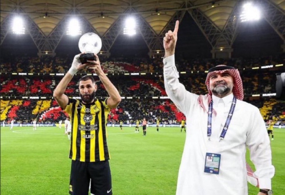 الاستفادة ماليا؟ رئيس نادي الاتحاد السعودي يكشف كواليس رحيل بنزيما (فيديو)