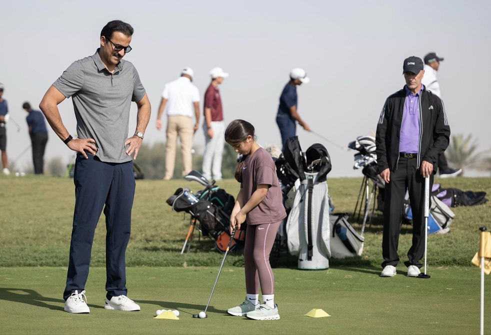 شاهد.. أمير قطر يلعب الغولف