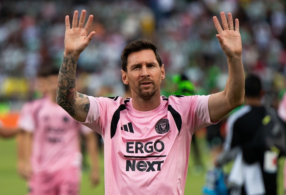 لفتة رائعة.. رد فعل ميسي مع طفل (فيديو)