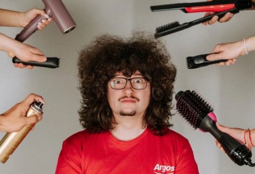 يبدو أنه لن يحلق شعره طوال حياته.. مانشستر يونايتد يخيب أمل مشجع (فيديو)