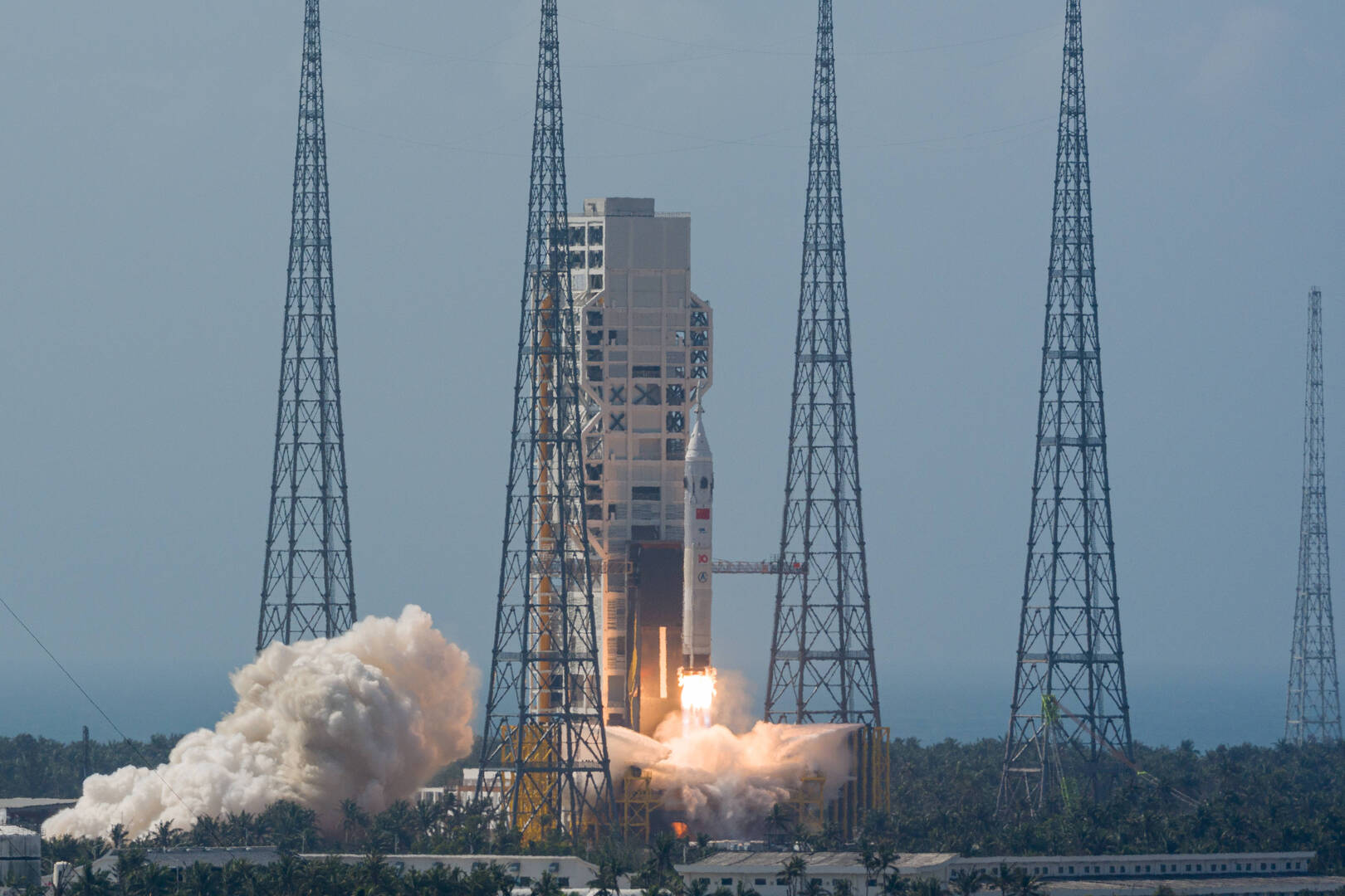 الصين تختبر صاروخها الثقيل ومركبتها الفضائية الجديدة