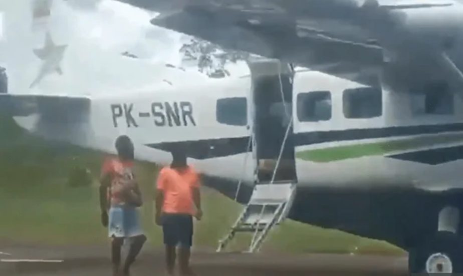 إندونيسيا.. مقتل طيار ومساعده في هجوم مسلح أثناء هبوطهما بمطار مقاطعة بابوا الجنوبية (صور + فيديو)