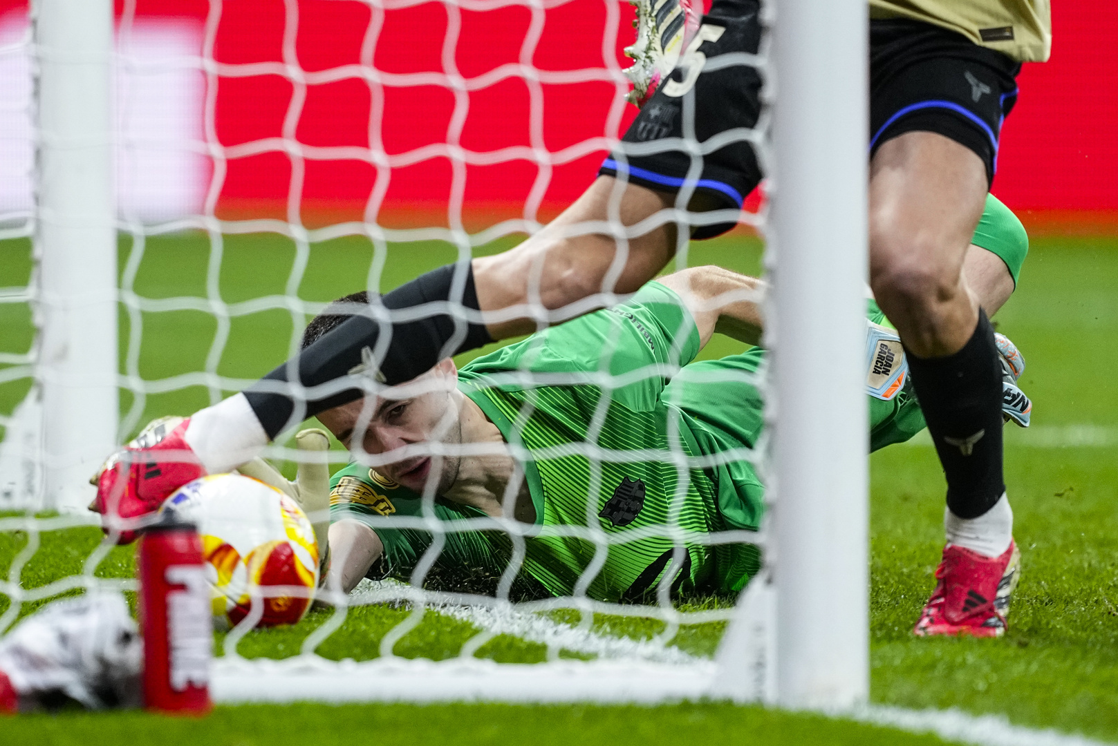 الرسم اليدوي يحسم اللقطة المثيرة.. بيان يرد على جدل هدف برشلونة الملغى