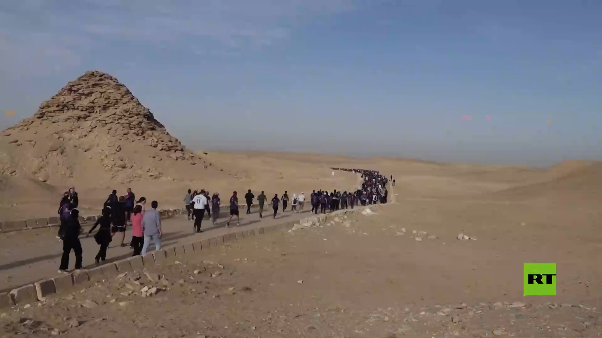 انطلاق سباق "نصف ماراثون سقارة" في مضمار وسط الأهرامات المصرية القديمة