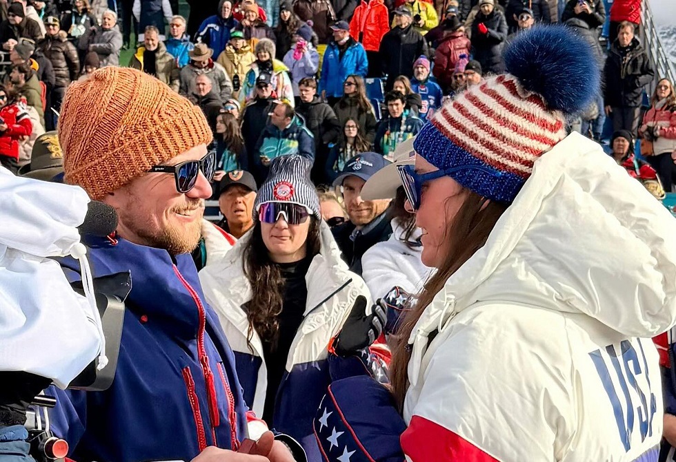 لحظة رومانسية أمام عدسات الكاميرات.. عامل بناء أمريكي بطل "مفاجاة" في أولمبياد 2026 (فيديو)