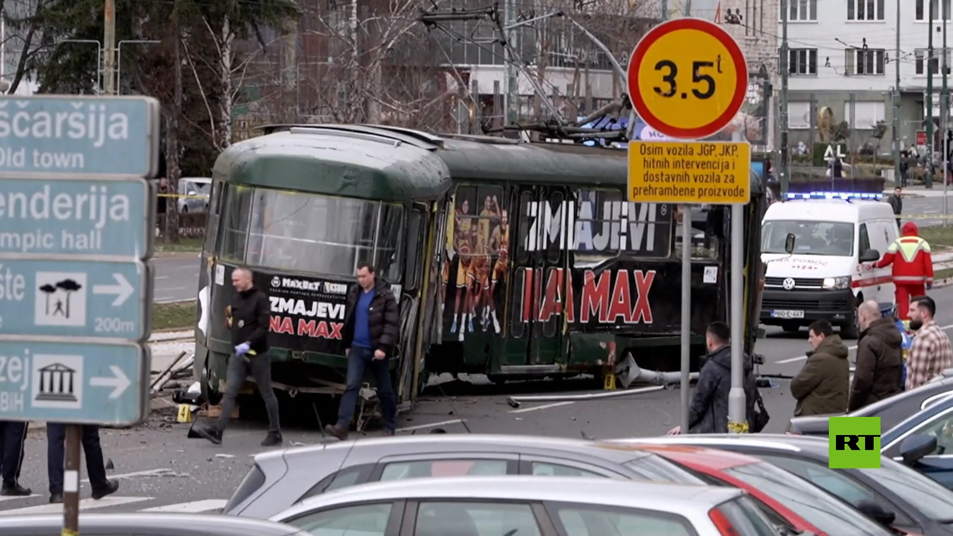 لحظة خروج ترام عن مساره واصطدامه بموقف حافلات مكتظ في البوسنة والهرسك