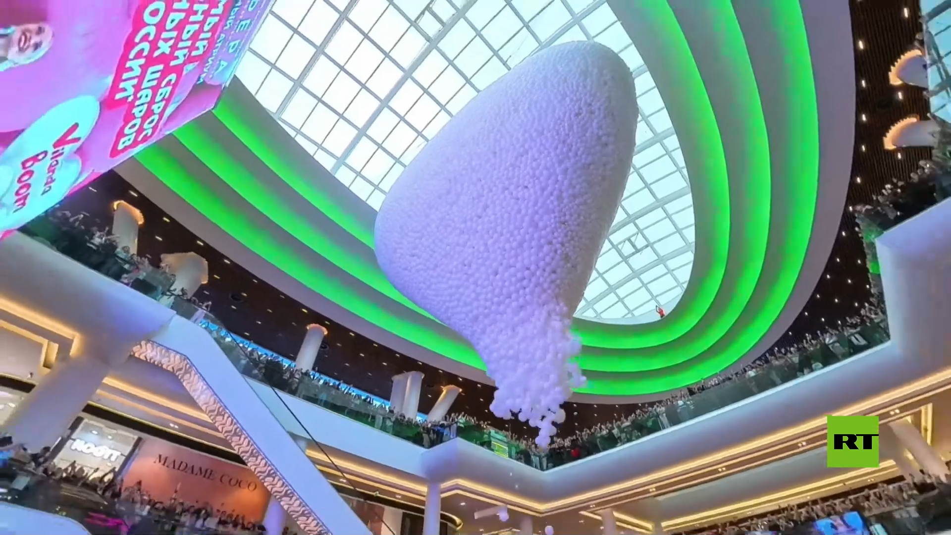 "الغرق في الحب".. إطلاق 100 ألف بالون في موسكو احتفالا بيوم 14 فبراير