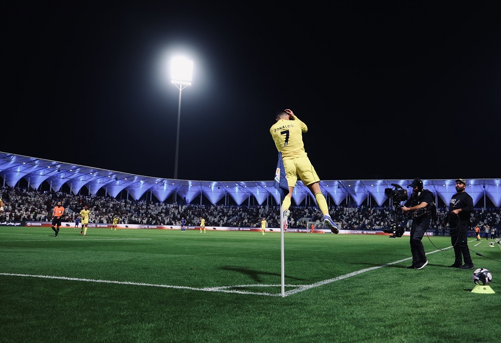 شاهد.. رونالدو يسقط على ظهره أثناء الاحتفال بطريقته الشهيرة