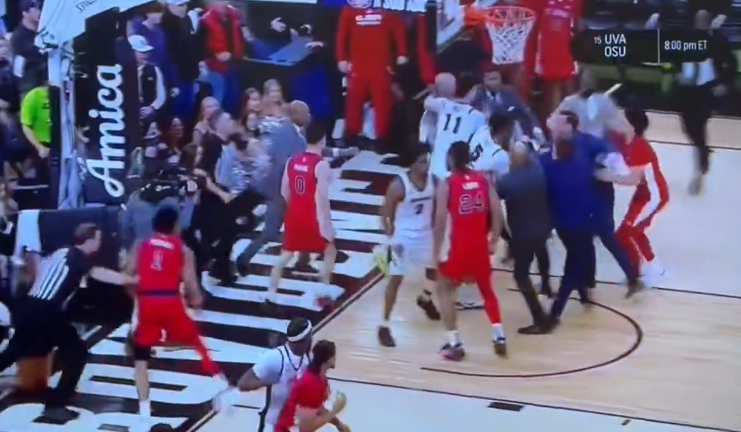 شجار عنيف في مباراة  لكرة السلة الأمريكية ينتهي بطرد 6 لاعبين ودخول الشرطة إلى الملعب (فيديوهات)