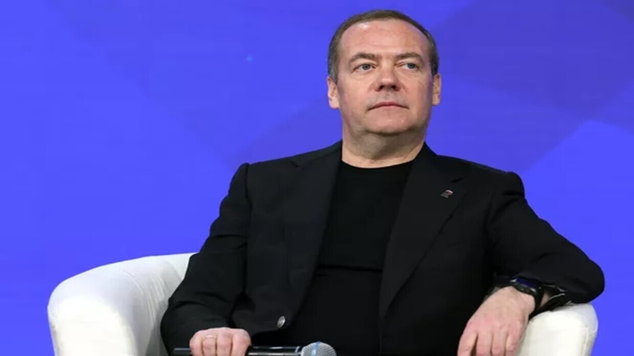 مدفيديف: زيلينسكي سيبقى على قيد الحياة طالما أنه يواصل تدمير أوكرانيا