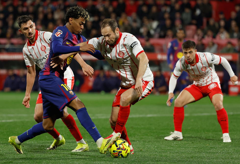 جيرونا يسقط برشلونة ويهدي ريال مدريد صدارة "الليغا"